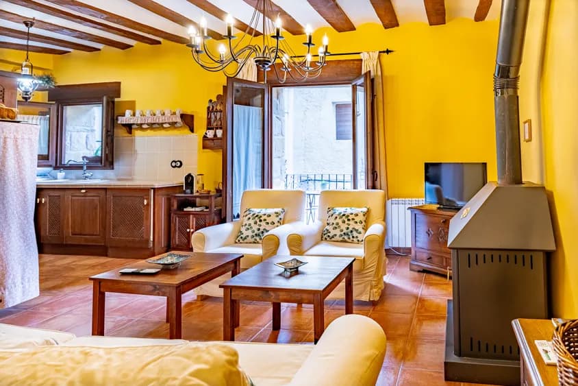 Salón – balcón y chimenea